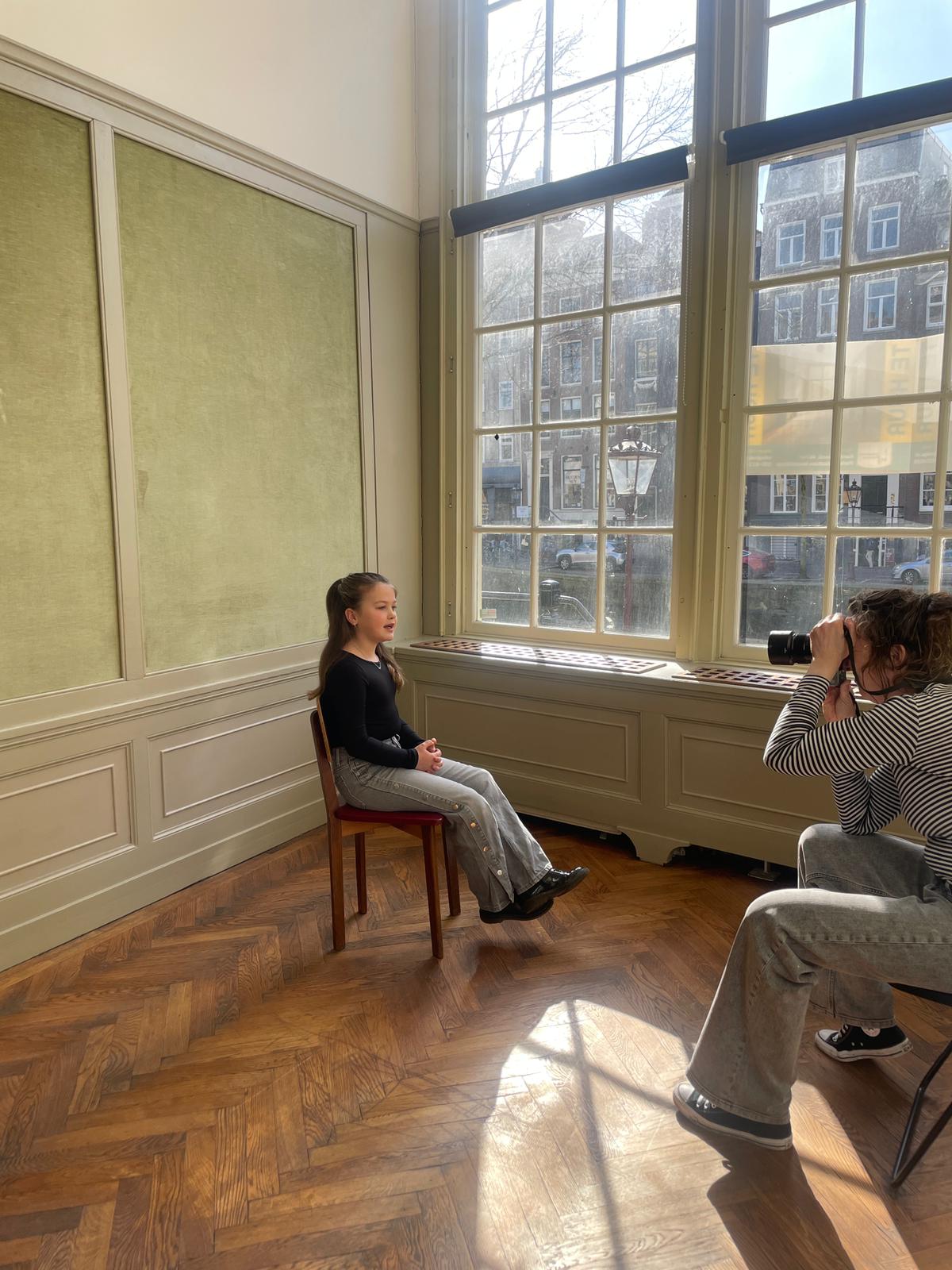 Regisseur en fotograaf Jenneke Boeijink aan het werk in een daglichtstudio in Amsterdam